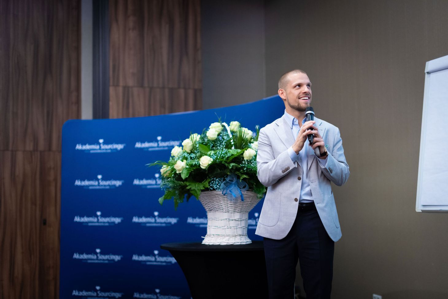 Paweł Albrecht prezentuje czym jest Akademia Sourcingu podczas wystąpienia