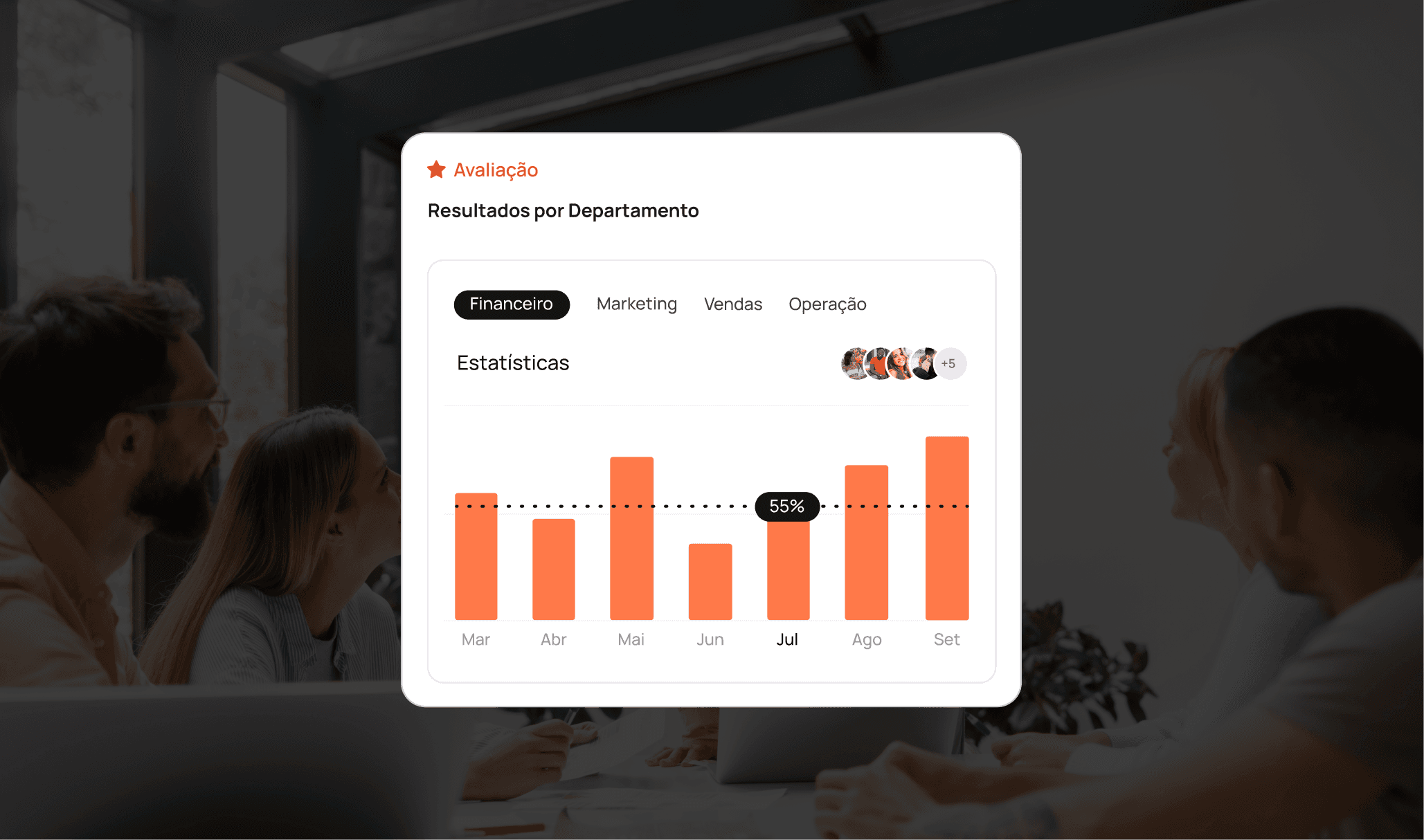 Pessoas trabalhando em conjuto em escritório.