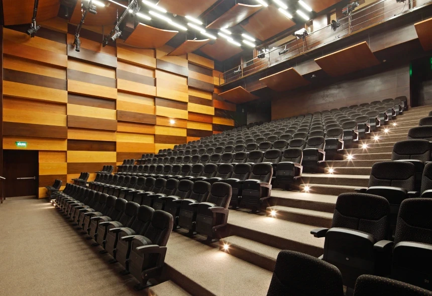 la silla de auditorio diseñada para la forma humana