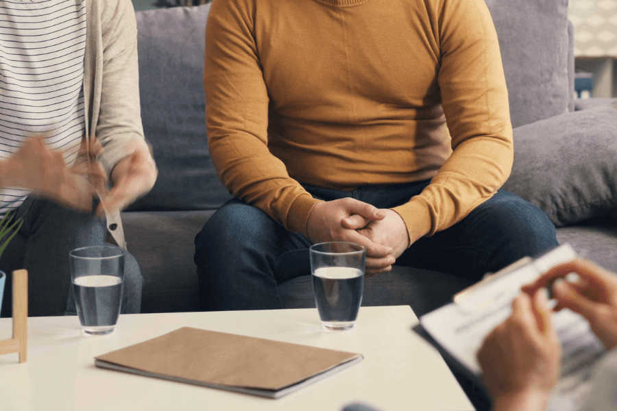 Paar im Gespräch während einer Paartherapie