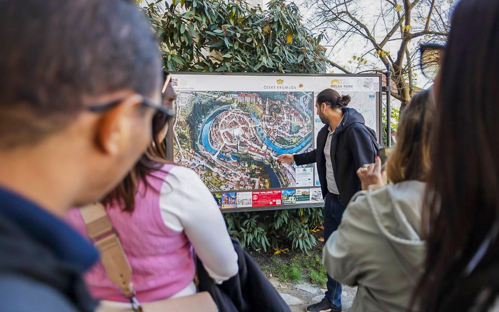 指引在全日遊中向遊客解釋捷克克鲁姆洛夫地圖。