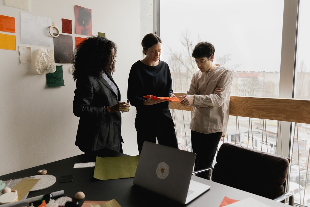 Picture of a discussion in a meeting rrrom