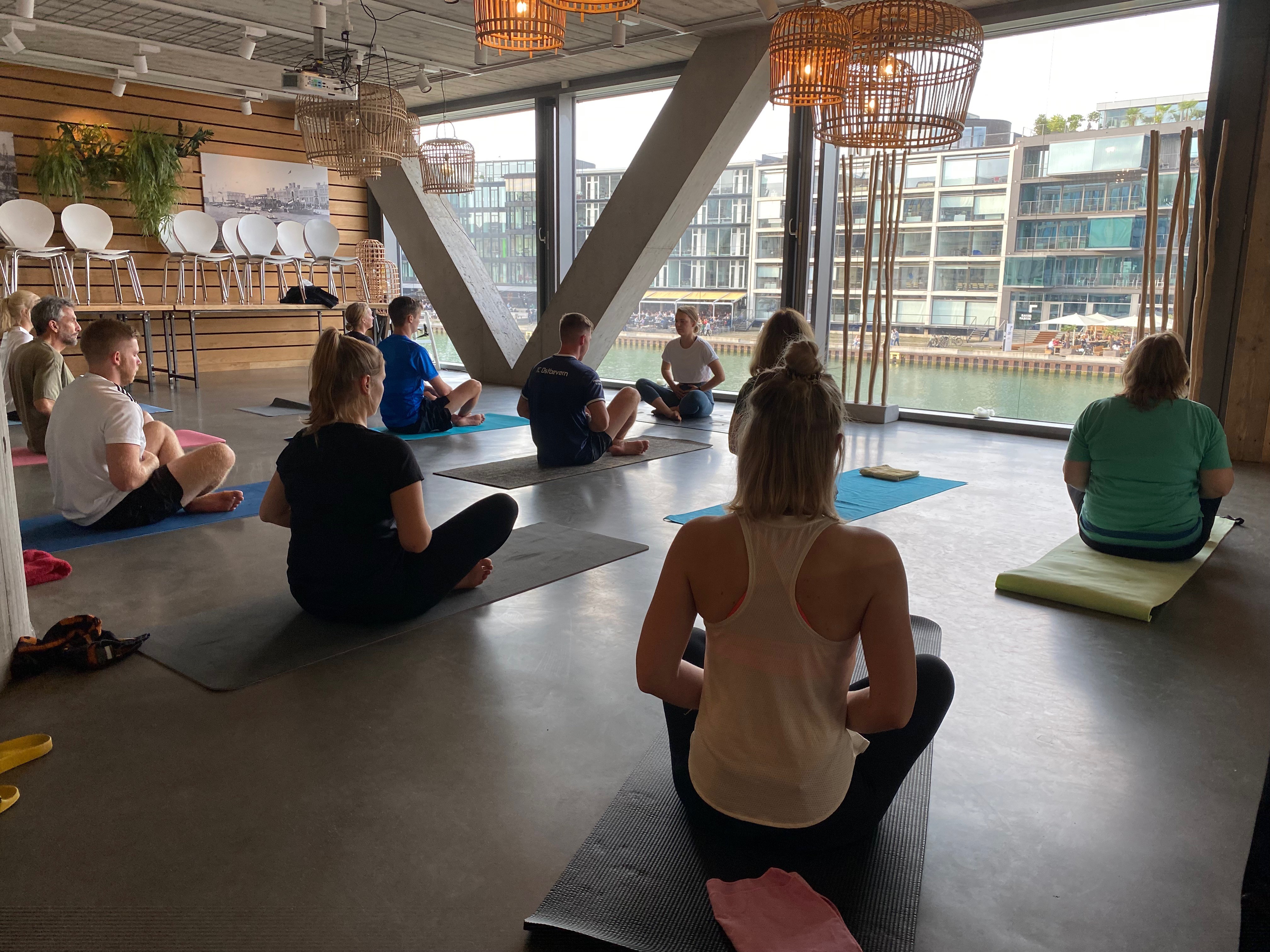 Pilates-Übungen innerhalb einer Kursstunde