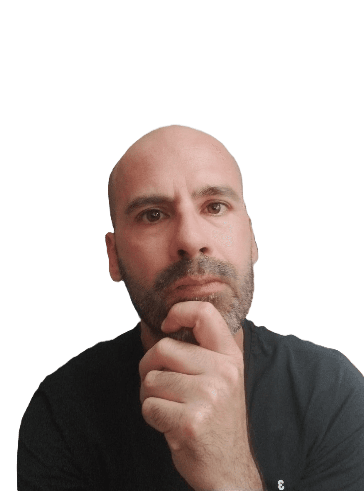 Carlo Celanetti con aria professionale indica un sito web fatto da lui