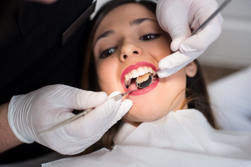 Restauração de Dentes com
Lesões de Cárie