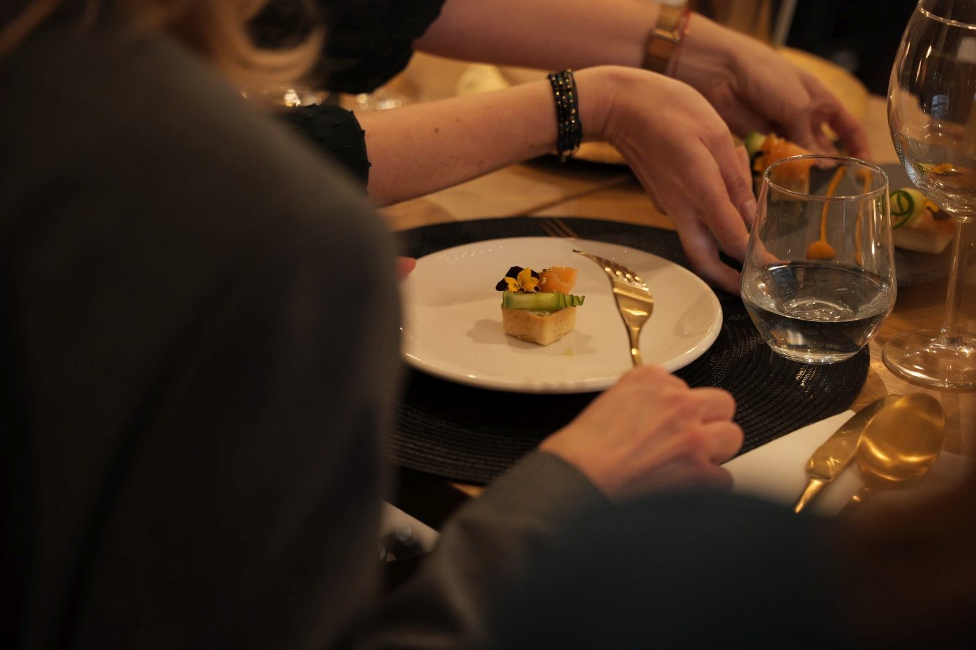 Elegancka przystawka podana podczas kolacji w restauracji