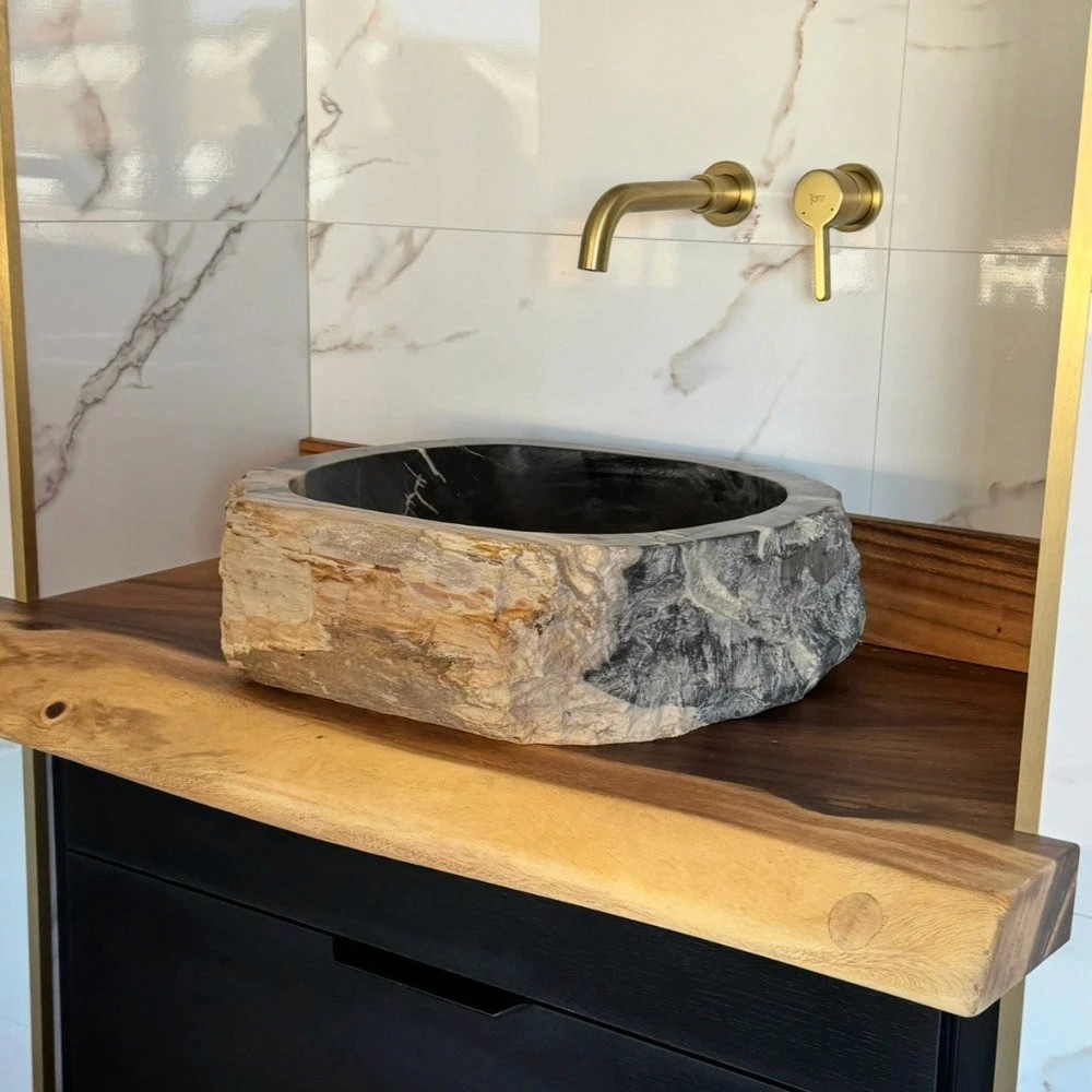 chaise en bois de teck sur fond gris