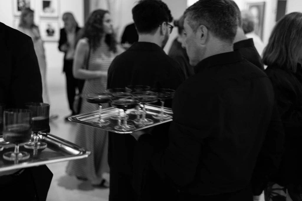 Camareros sirviendo cotel en la exposicion