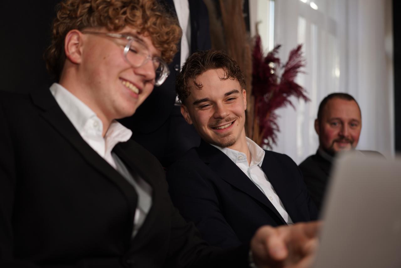 Glücklicher Mann am Handy