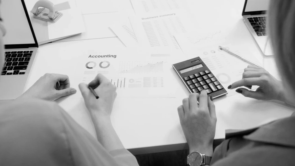 Comptable analysant des états financiers avec une calculatrice