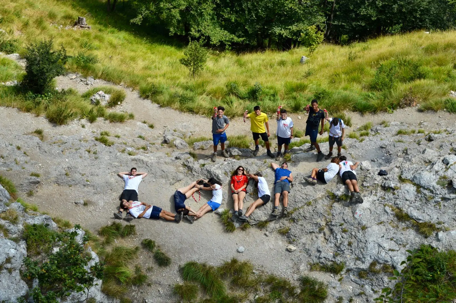 scout del lodi 1 scrivono "Lodi 1" con i propri corpi in montagna