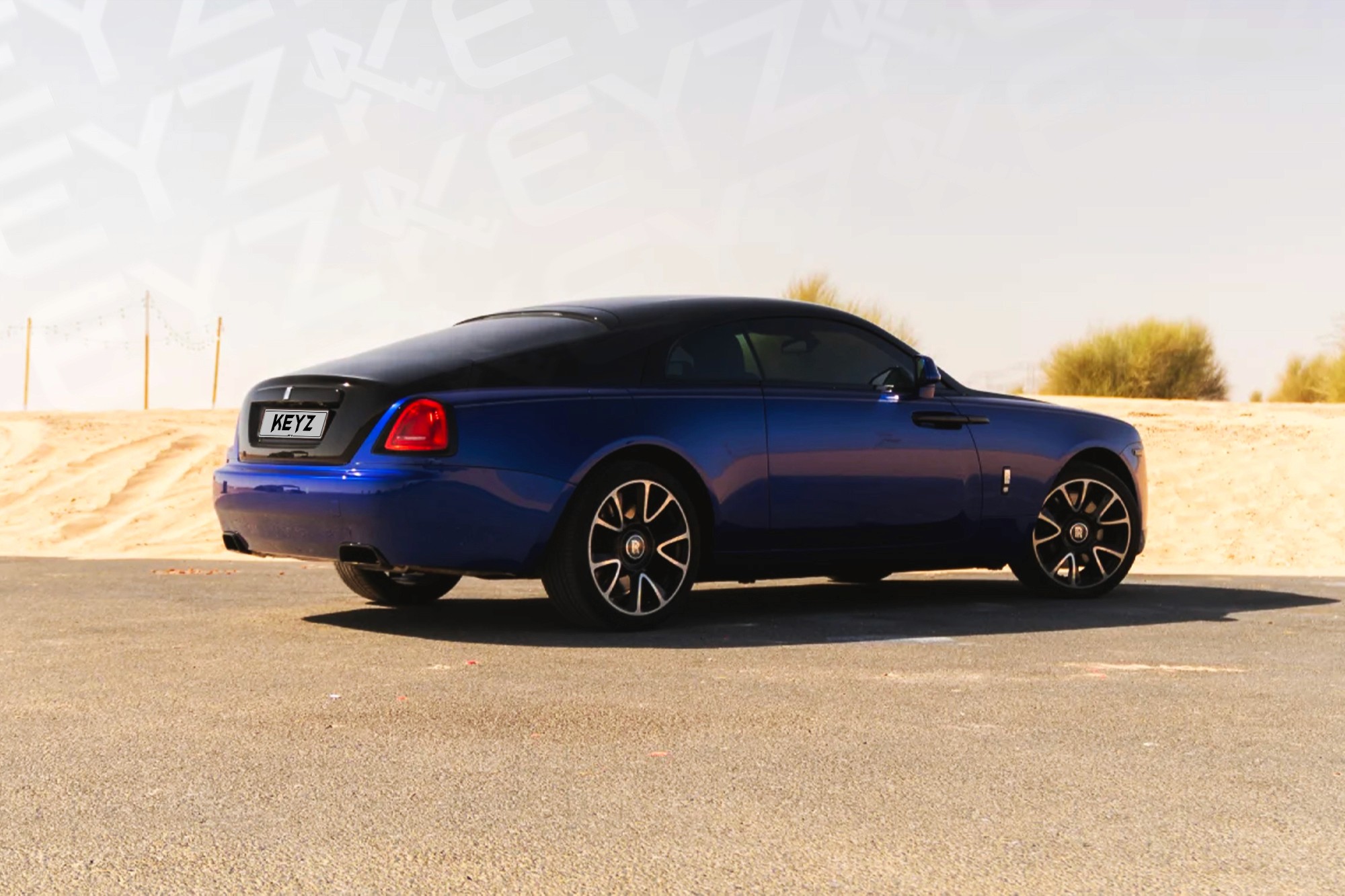 Vue extérieure arriere Rolls Royce Wraith bleu – Location voiture de luxe à Dubaï | Keyz Rent