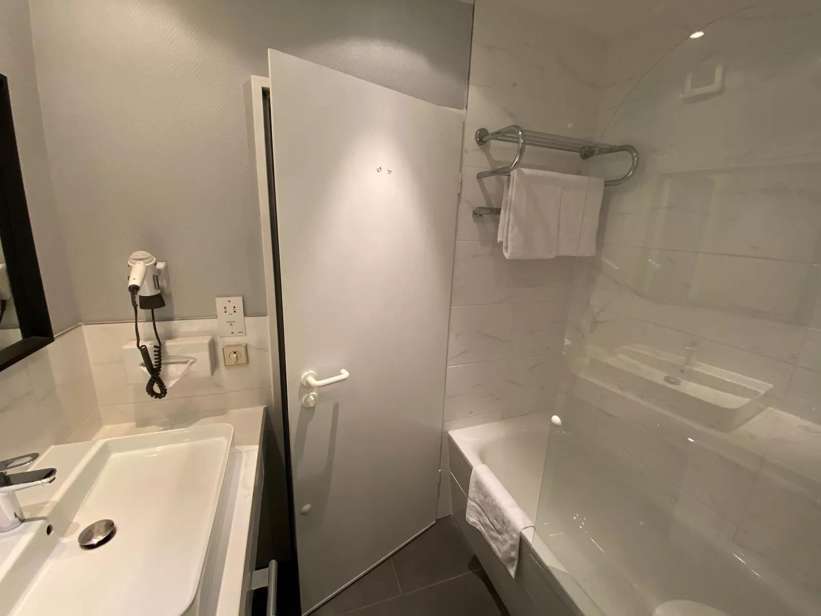 Bad im Comfort Zimmer mit Badewanne und Waschbacken
