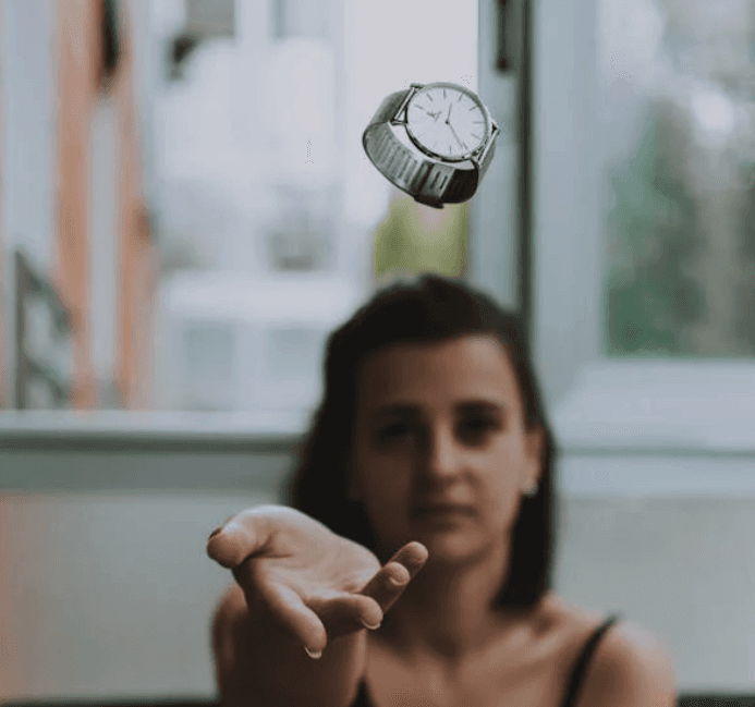 Femme jetant une montre