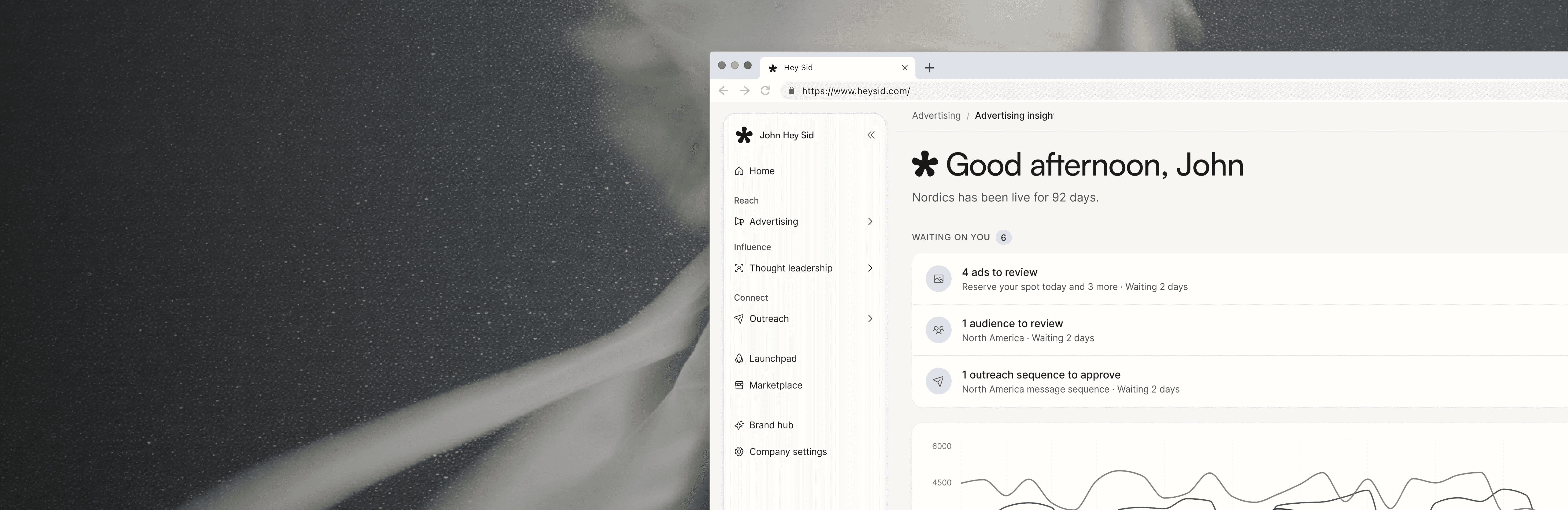 En bärbar dator som visar en analytics-dashboard för digital marknadsföring på skärmen.