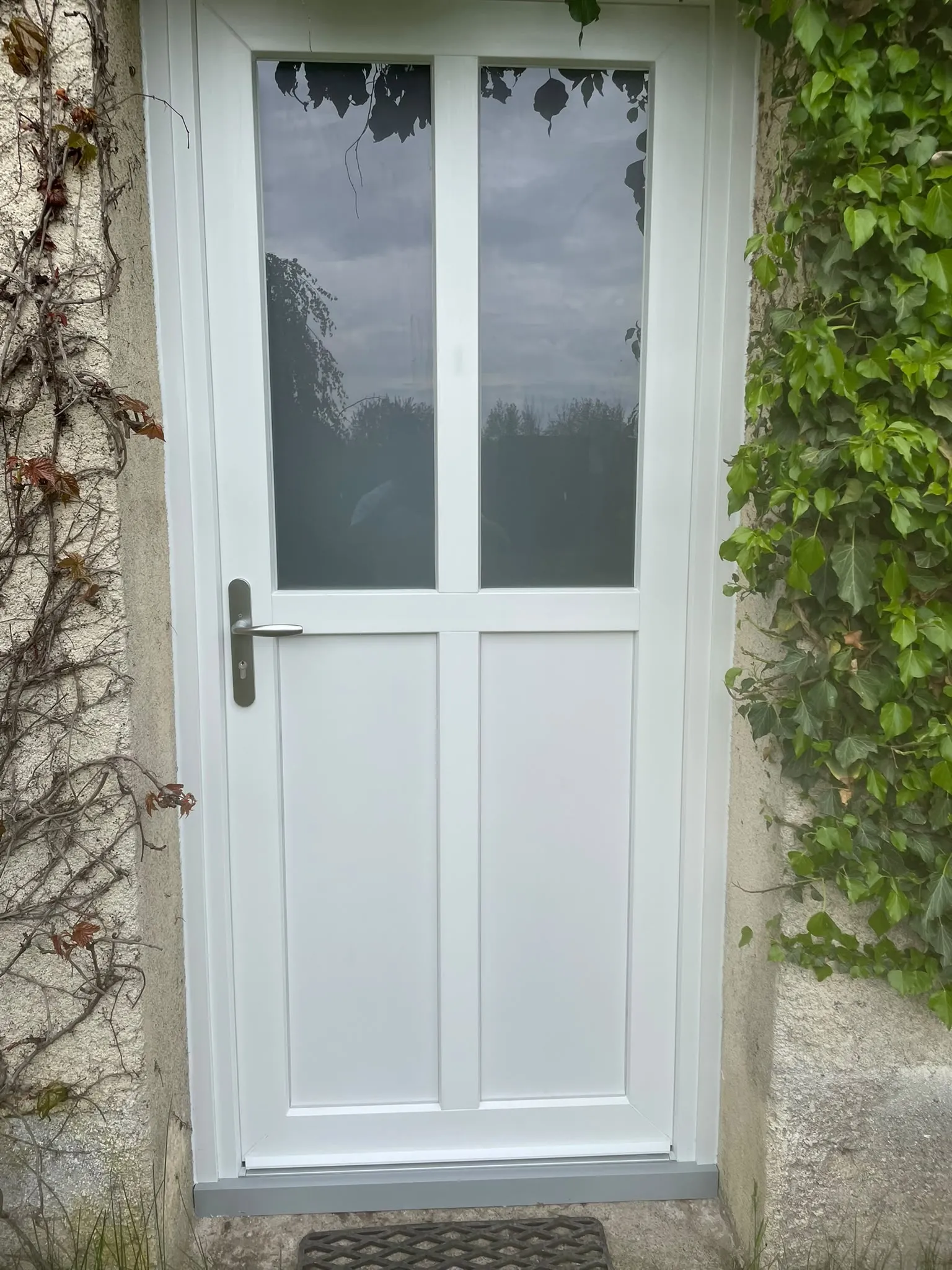 Porte d’entrée blanche à panneaux vitrés — AFermetures