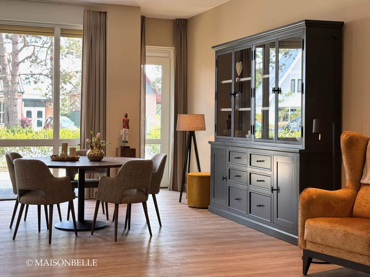 ronde tafel met donkere servieskast 