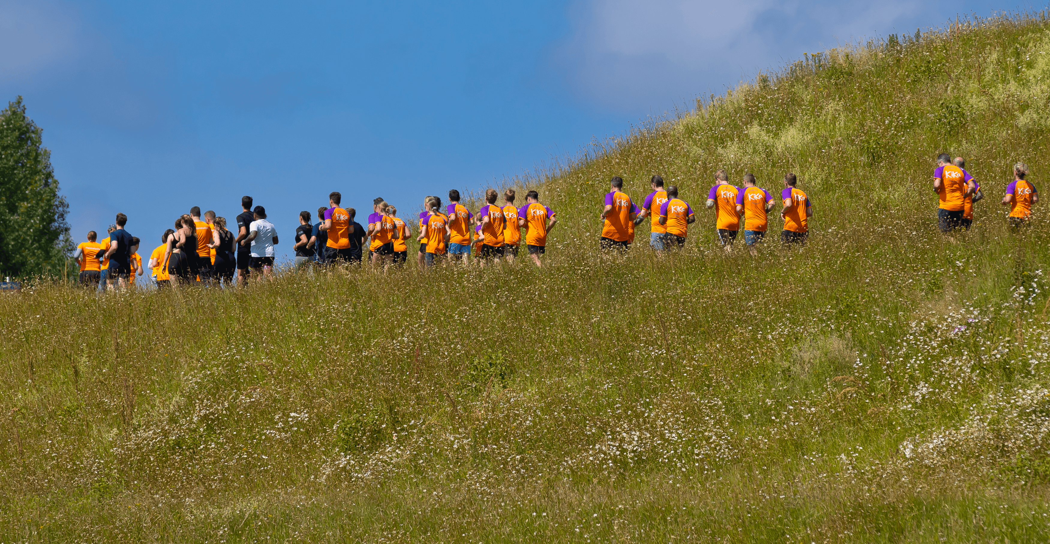 KiKa deelnemers rennen door het gras
