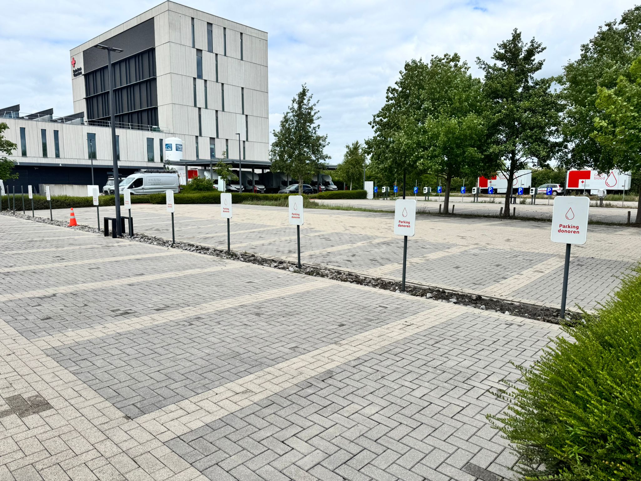 Gereinigde parking aan het hoofdkantoor van het Rode Kruis in Mechelen na professionele reiniging