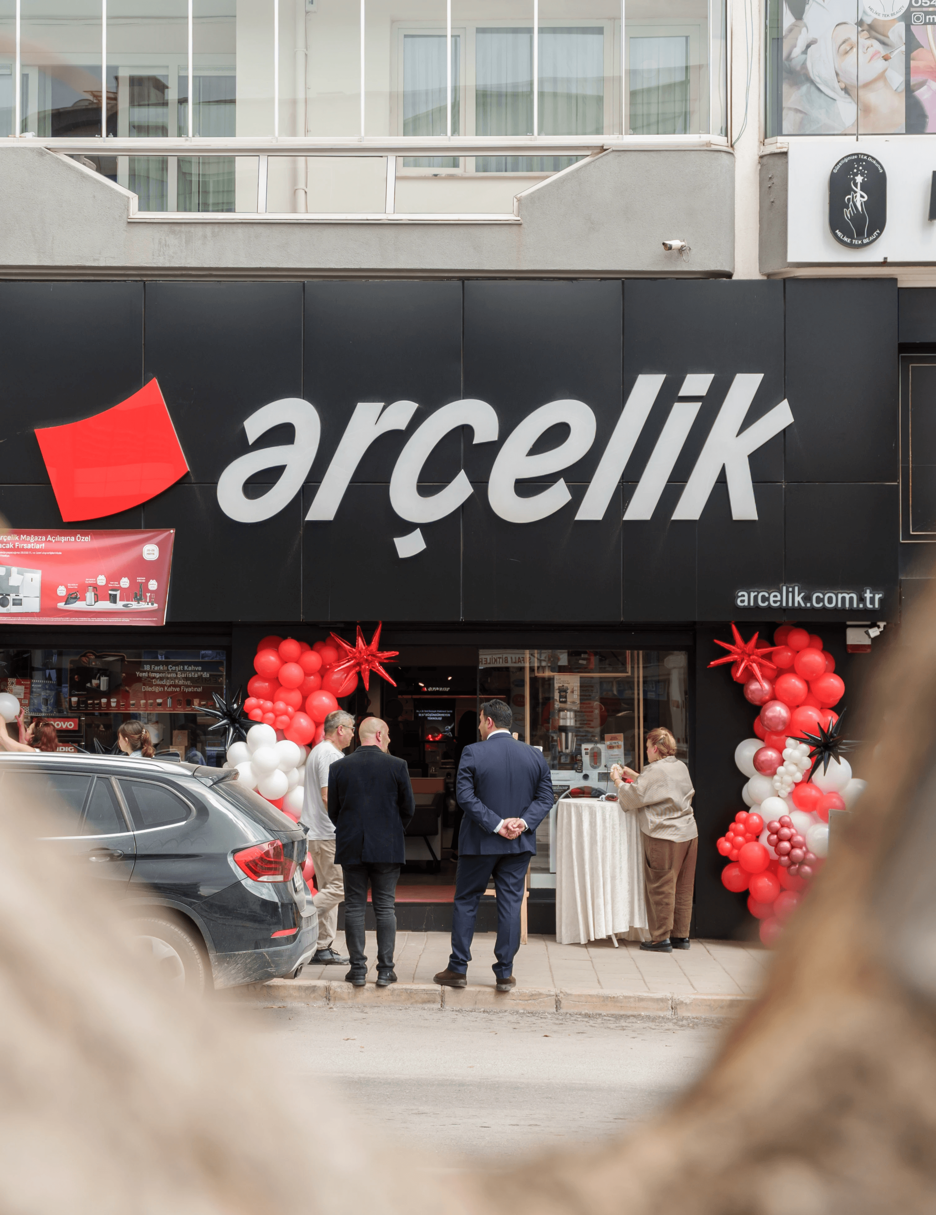 Ege Çelik Arçelik Yetkili Bayi mağazasının dış cephesi, açılış kurdelesi ve balonlarla süslenmiş, Gaziemir İzmir