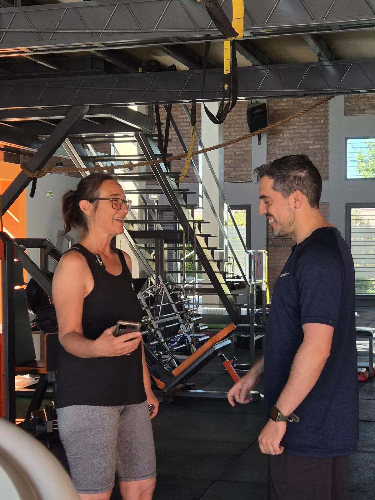 Gonzalo Sánchez conversando con la dueña de un gimnasio