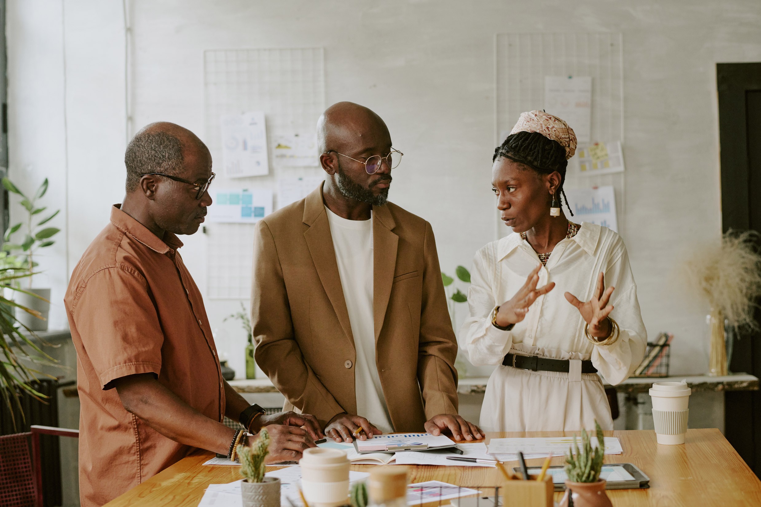 Trois collègues discutent d'un projet professionnel