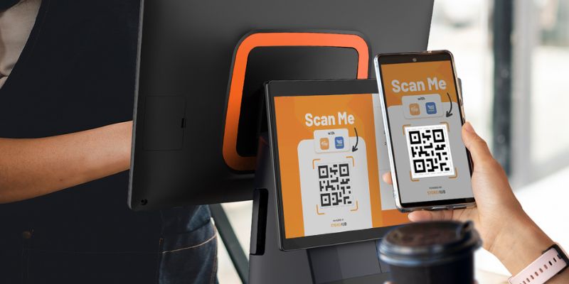 Seorang pelanggan di Malaysia mengimbas kod QR pada sistem POS StoreHub