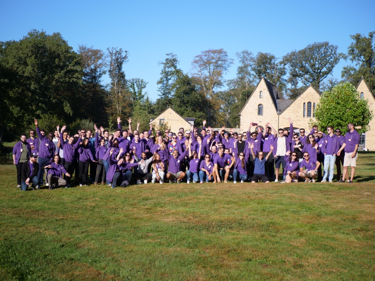 grand groupe de personnes qui portent des sweats violets