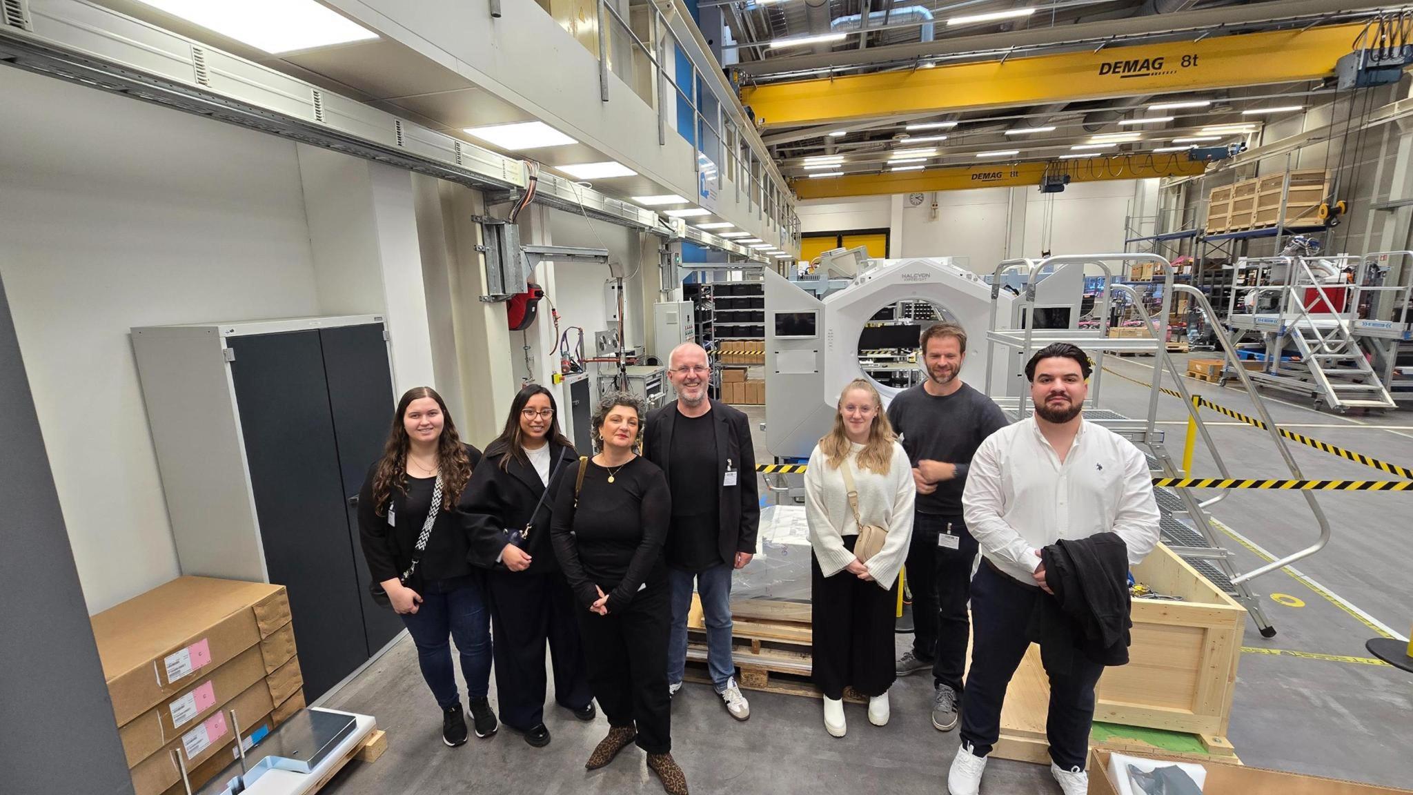 gruppenfoto in der halcyon fertigung