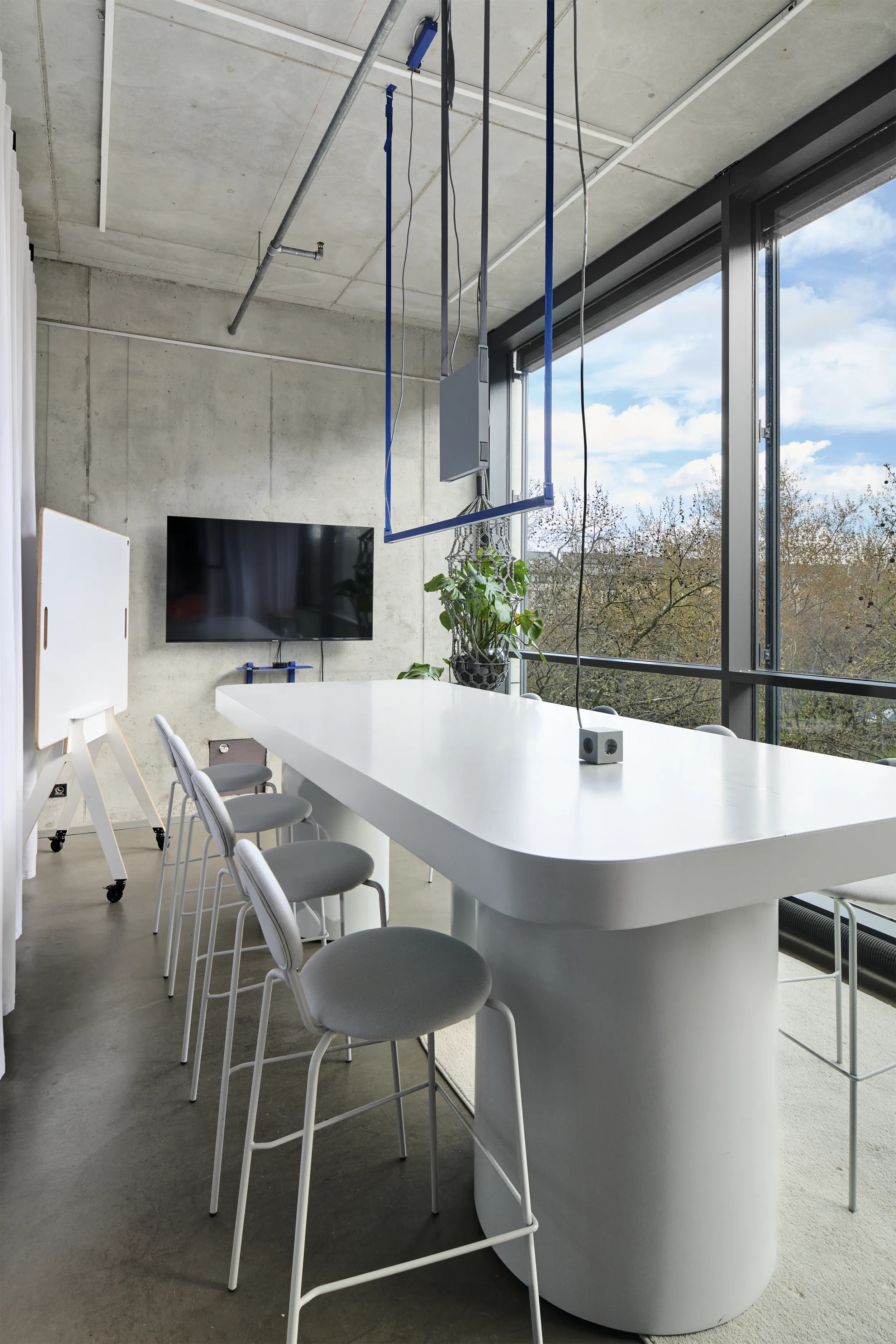 UNDPLUS Showroom Interior Design