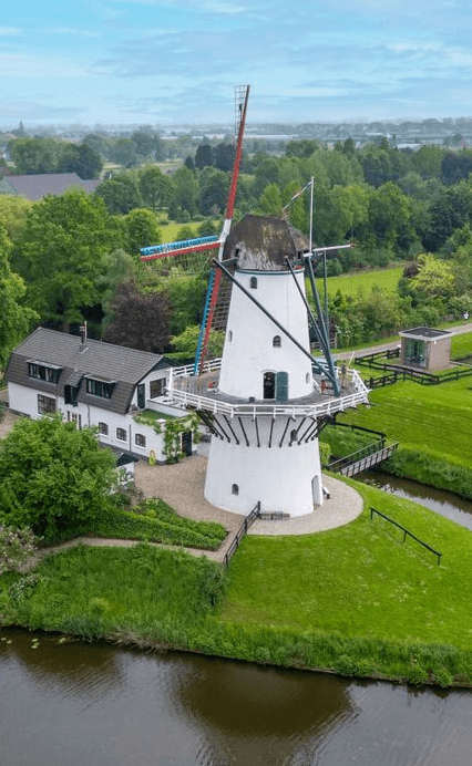 Monteur die dakgoot schoonmaakt met stofzuiger