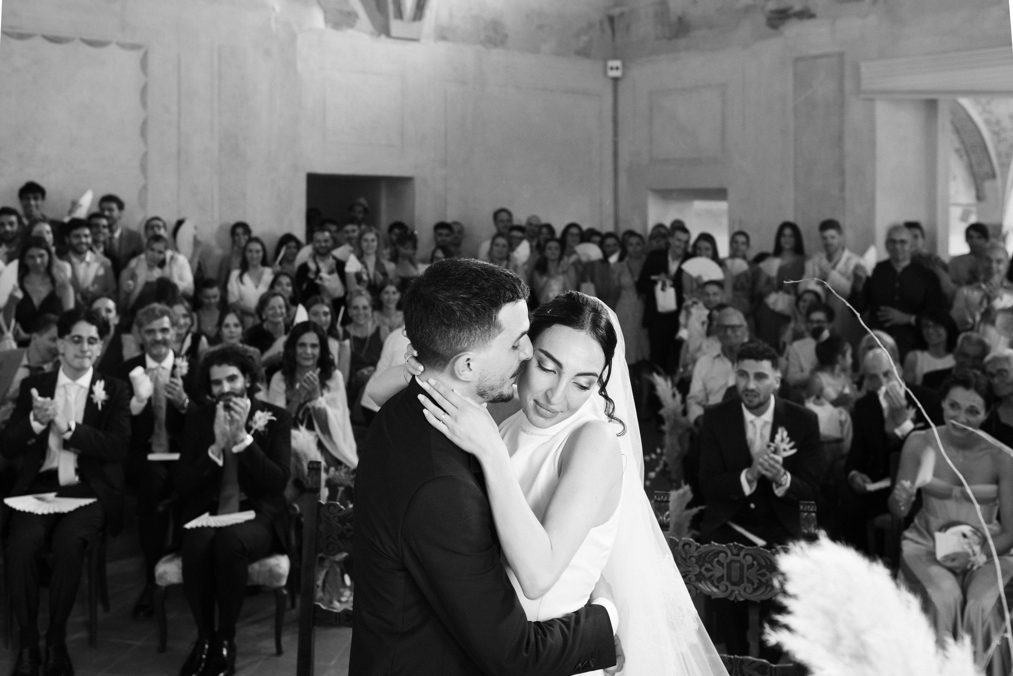 Guido bacia Barbara tra gli applausi degli ospiti, cerimonia al Parco di Montebello, reportage Fotolize