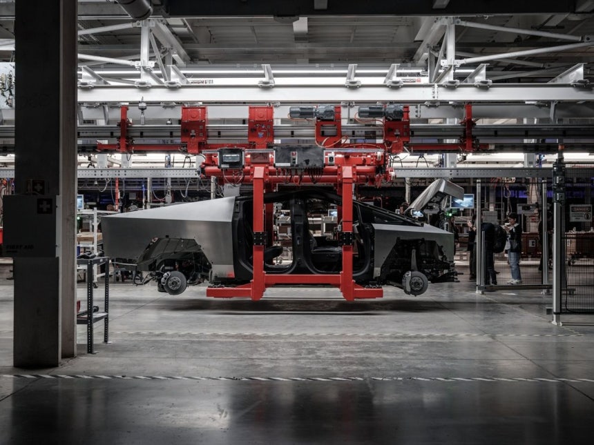 테슬라 기가팩토리에서 사이버 트럭이 제조되고 있다. 테슬라 기가팩토리 드라이브 유닛 생산 라인은 90% 자동화를 달성했다. 올해 테슬라는 기존 차량 생산 라인을 옵티머스 휴머노이드 로봇 제조로 전환할 계획이다. 사진