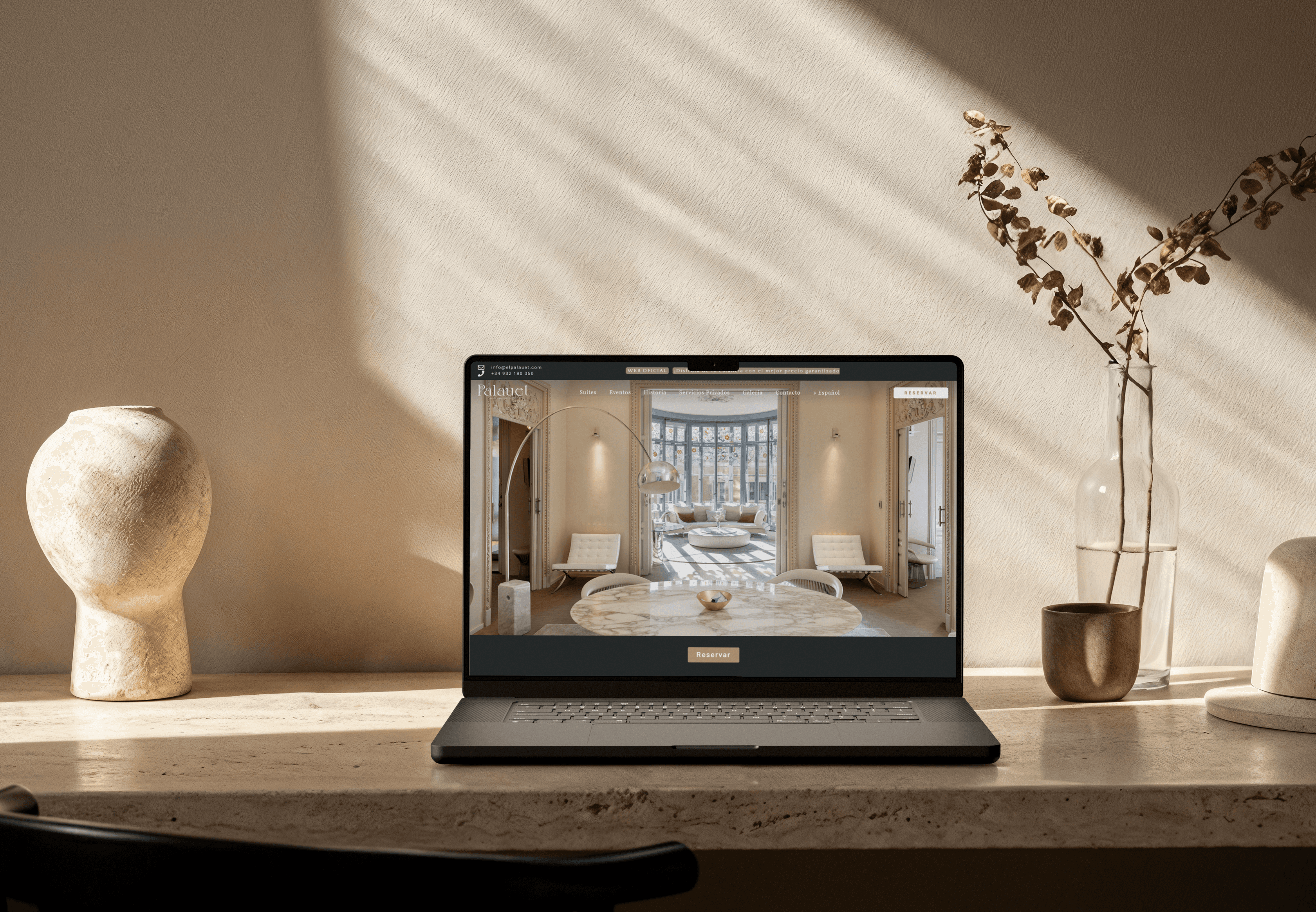 computer on a table with palauet web