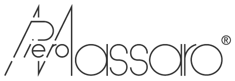 Logo ufficiale Piero Massaro Eyewear con segno grafico simile a una firma e raffinato lettering grigio, espressione di un’identità italiana legata al design, all’arte e all’alta manifattura. Piero Massaro considera ogni occhiale una vera opera creativa, studiata attentamente nelle componenti tecniche, estetiche e materiche. Le collezioni utilizzano acetati di cellulosa pregiati, tra cui Rhodoïd e materiali Mazzucchelli 1849, selezionati per luminosità, profondità cromatica, trasparenze e origine vegetale. Il designer ha sviluppato elementi originali come le aste a baionetta, le viti montate con taglio orizzontale ispirate all’orologeria e cerniere realizzate in acciaio AISI 316L. Le montature vengono prodotte in Italia in piccole tirature, attraverso aziende certificate e artigiani specializzati, combinando radici siciliane, cultura veneta, sperimentazione e cura delle finiture. Le creazioni Piero Massaro hanno ottenuto riconoscimenti internazionali. Brand selezionato da Ottica Dentella per chi ricerca occhiali d’autore, esclusivi e autenticamente Made in Italy.