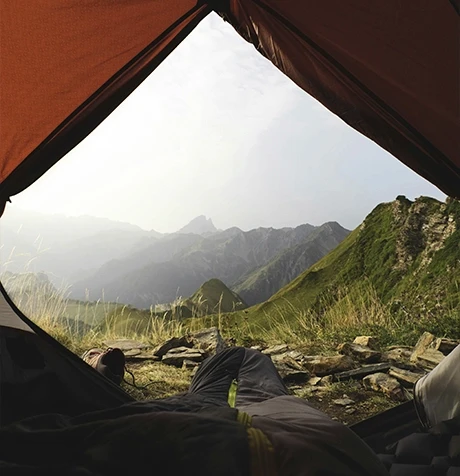 Vue tente avec sac de couchage