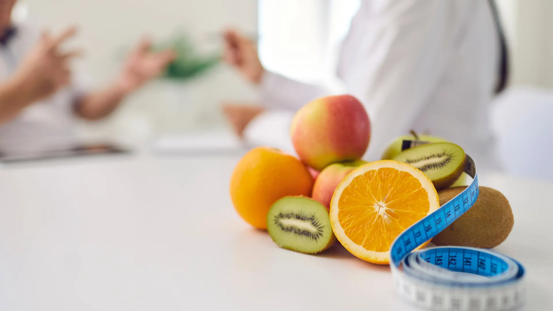 Diététique : assiettes de fruit et un metre ruban
