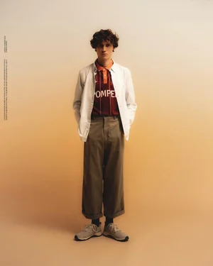 Dans le lookbook de la marque Danoise Another Aspect, le mannequin porte un costume gris et une chemise blanche