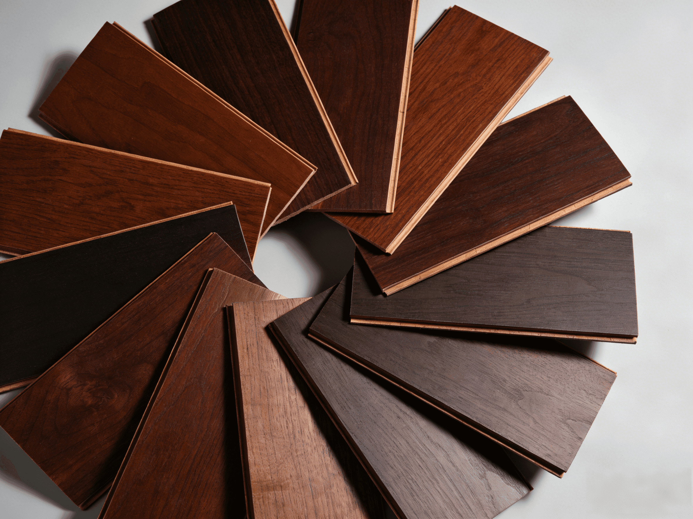 香港戶外園林設計：人造草鋪設配合精緻羅漢松造景、木涼亭及戶外木地台，打造日系庭園風格天台或村屋花園。