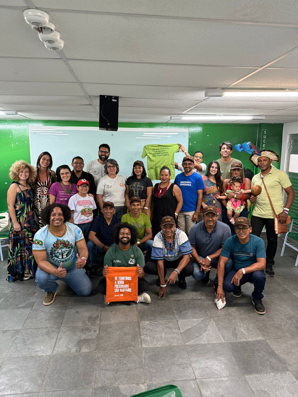 Mulher branca com celular no rosto, sorrindo e olhando para frente