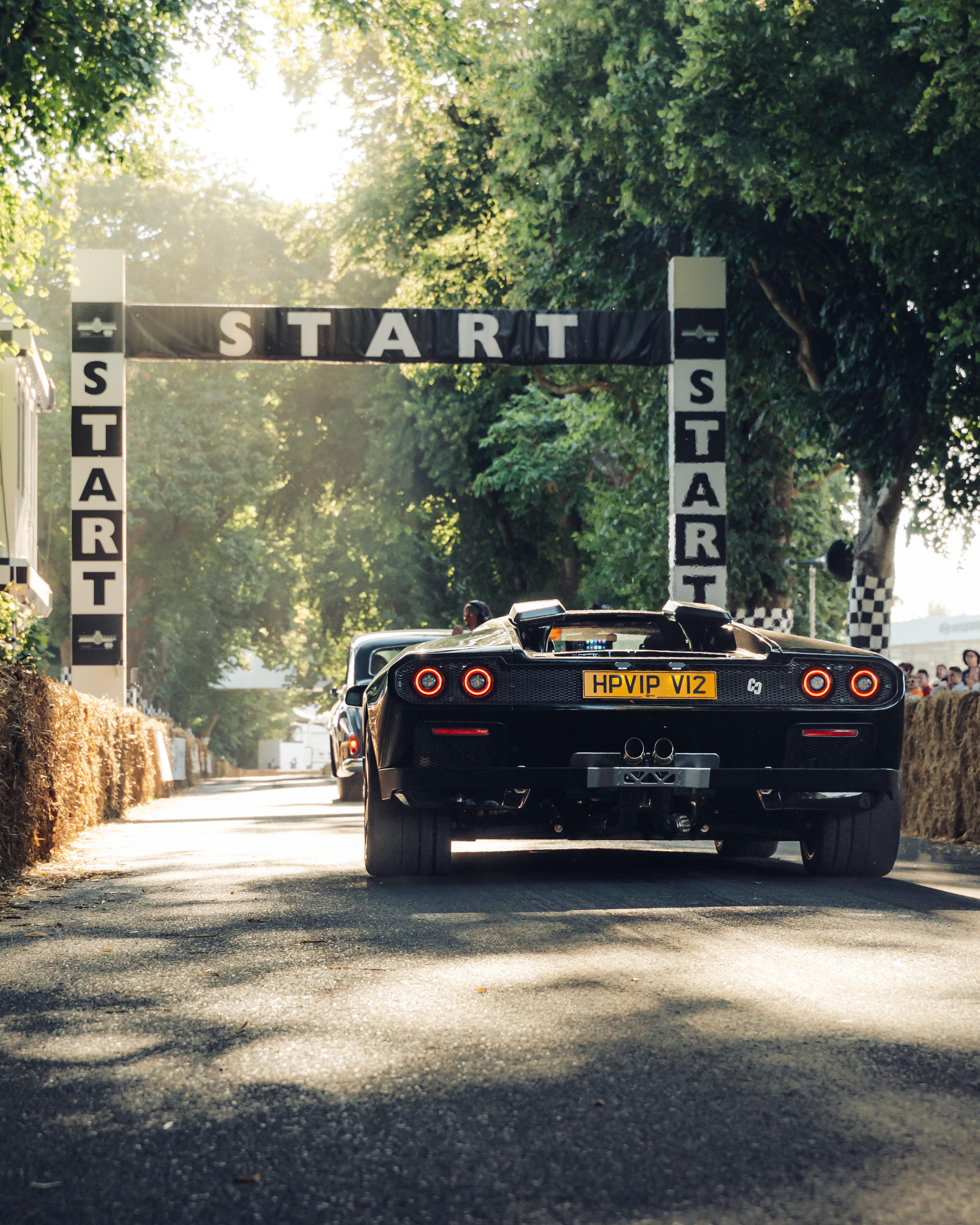 Eccentrica Restomod sulla linea di partenza del Goodwood Hillclimb