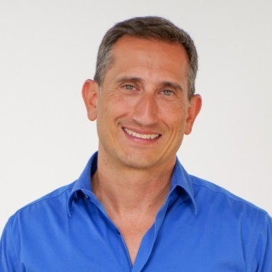 man in black crew neck shirt