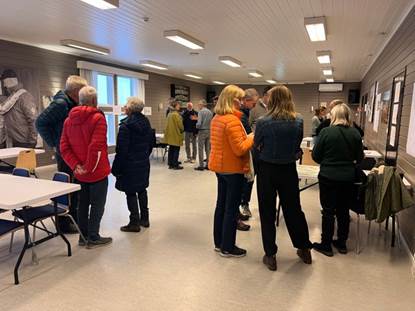 Et bilde som inneholder klær, person, innendørs, sko
KI-generert innhold kan være feil.