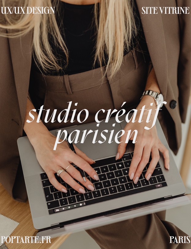 Studio créatif parisien, sur une photo d'une femme en train de travailler sur son ordinateur debout.