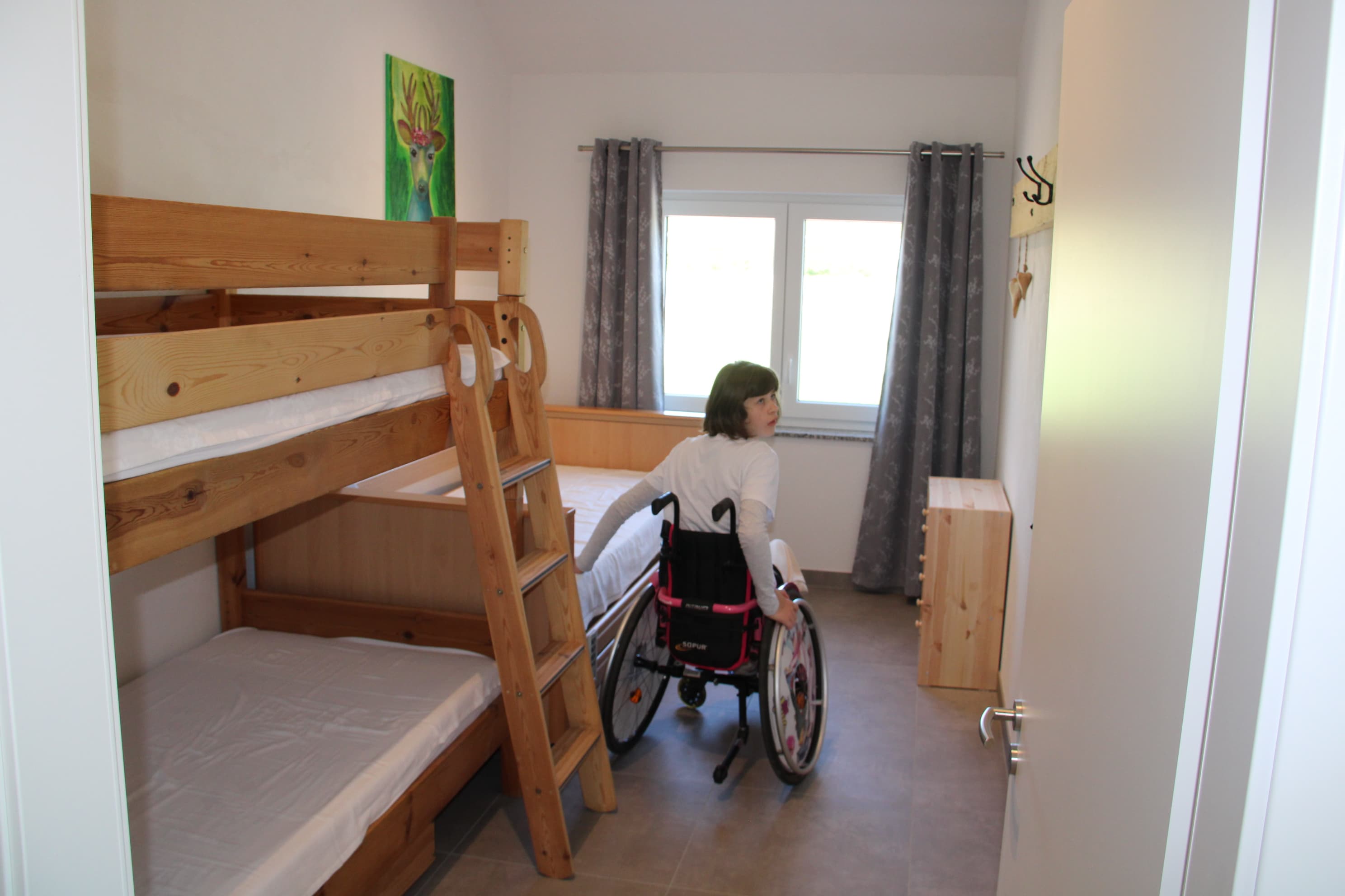 Schlafzimmer 2 mit Etagenbett und Pflegebett (als Einzelbett nutzbar)