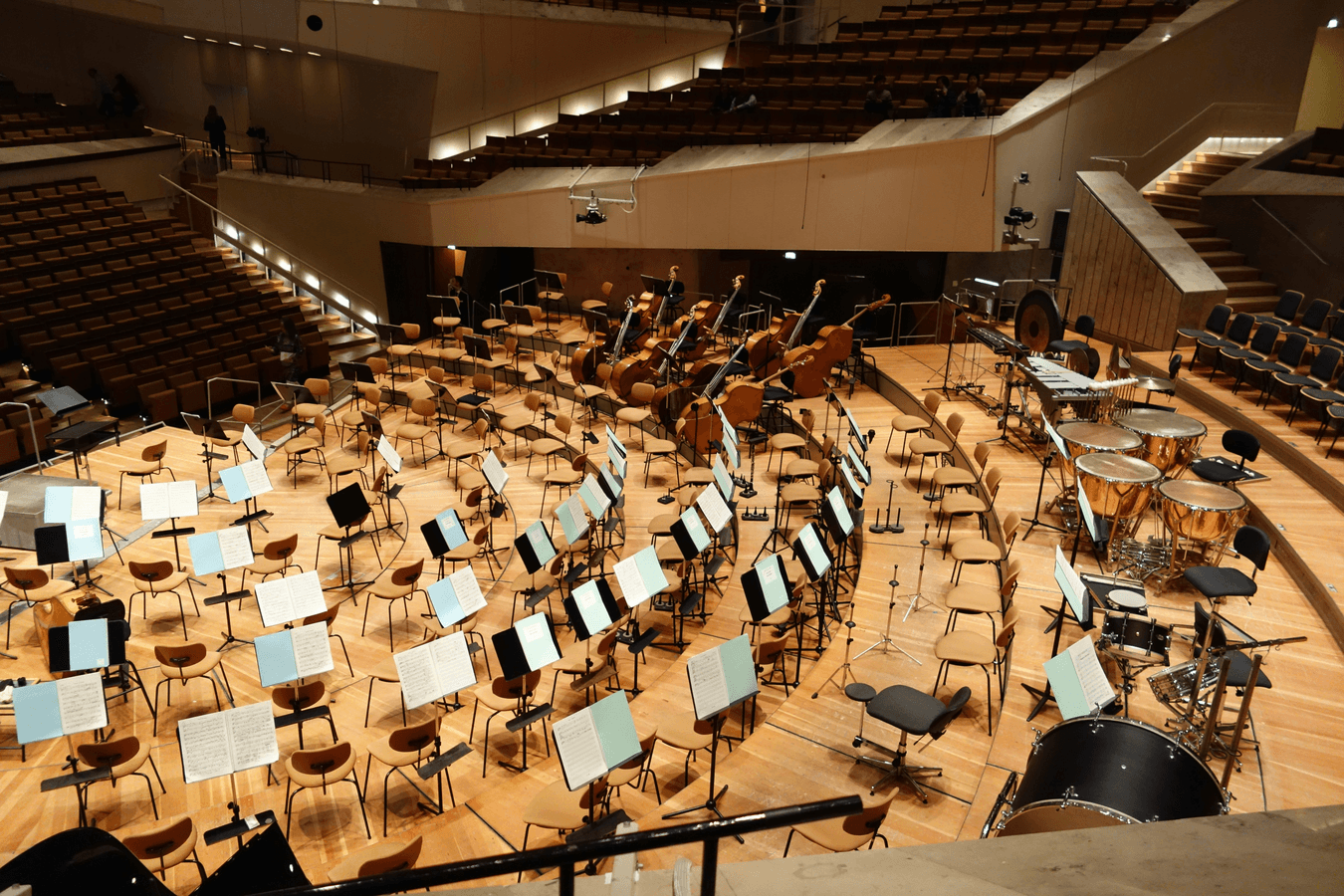 cover-software-development-agentic-era (https://unsplash.com/photos/an-empty-room-with-many-computers-PC2WBtJIx3A)