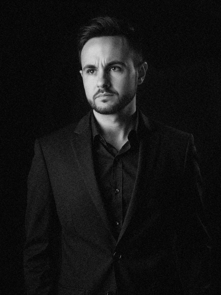 Victor Beazzo's portrait in black and white