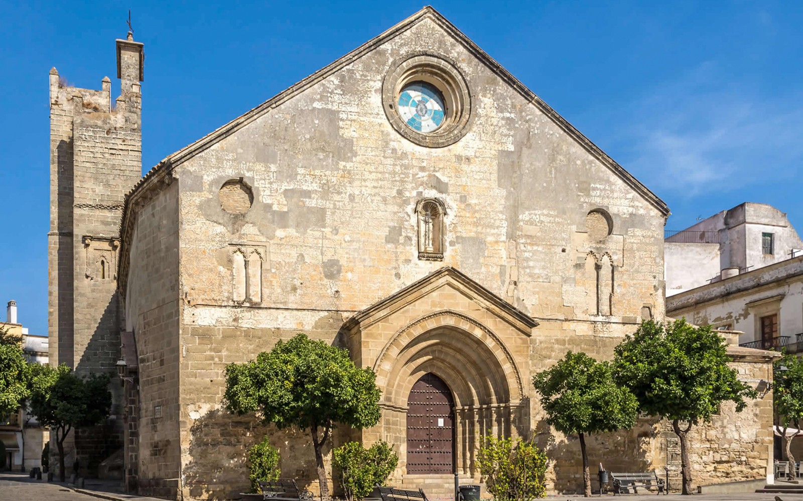 西班牙赫雷斯的教堂外觀,有拱形入口和塔樓,屬於塞維利亞一日遊的一部分。