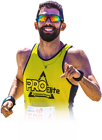 treinador nestor da pro elite feliz e apontando para frente