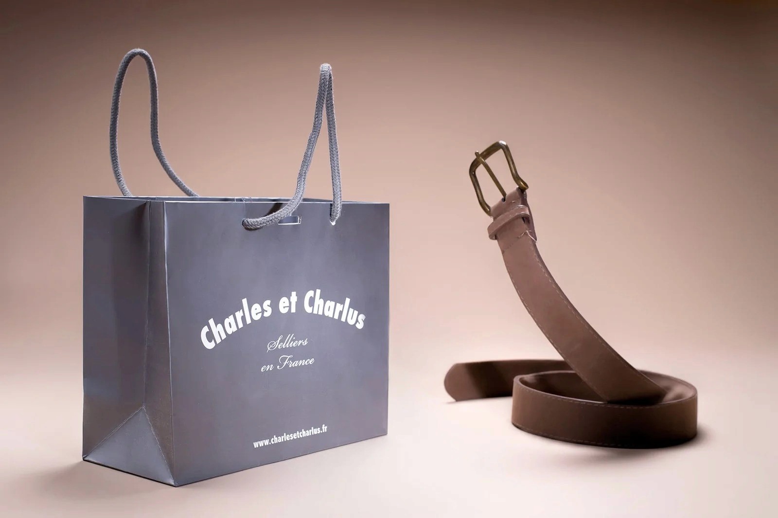 Photographie d’accessoires de mode ceinture et sac — photo produit luxe Lille | Anteale Yann Manac'h